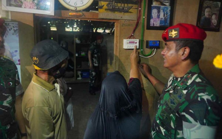 Danjen Kopassus Mayjen TNI Iwan Setiawan saat dirumah warga penerima Lamtera di Cilacap, Jum'at (14/10)