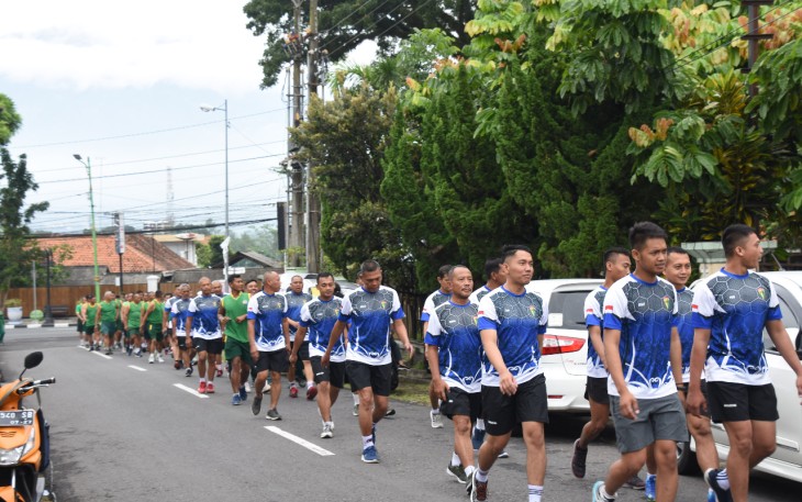 Aerobik anggota Korem 073/Mkt menelusuri jalanan di Salatiga