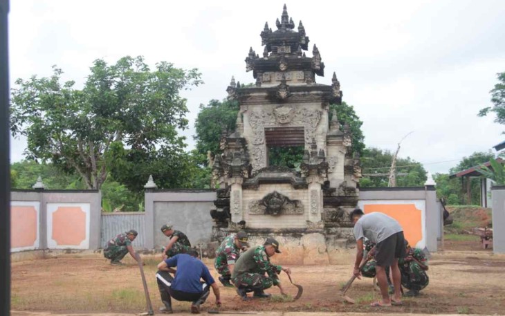 Bersihkan lingkungan pura di perbatasan 