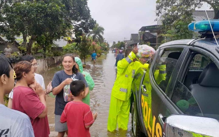 Bantuan warga terdampak bencana banjir di Blitar 