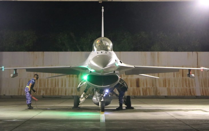 Latihan terbang malam pilot lanud Iswahjudi 