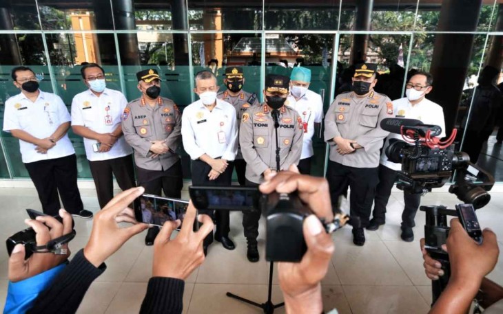 Kapolda Jatim Irjen Pol Toni Harmanto saat memberikan keterangan pers di RSSA Malang, Rabu (19/10)
