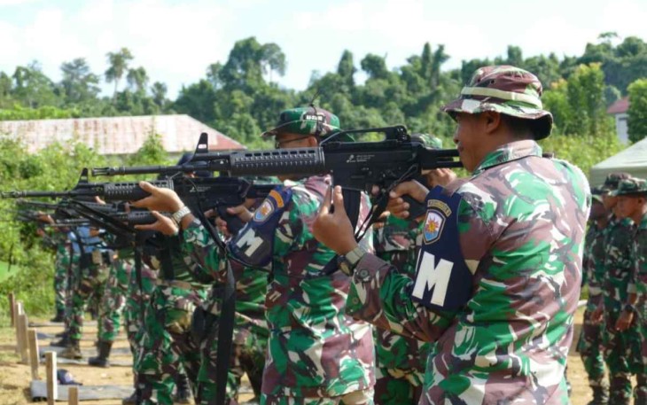 Latihan menembak Laras panjang prajurit Koarmada III Sorong