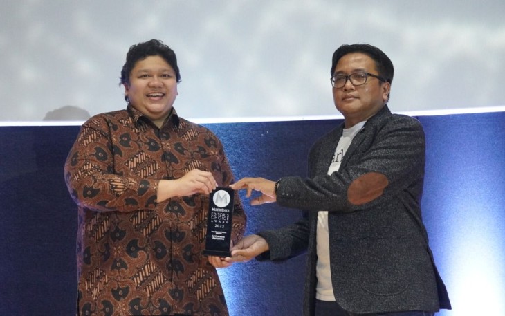 Dokumentasi : Universitas Pertamina, diwakili oleh Wakil Rektor BIdang Keuangan dan Sumber Daya Organisasi, Lawni Tenisa, S.T., MBA., saat menerima penghargaan Omni Education Platform of The Year 2022.