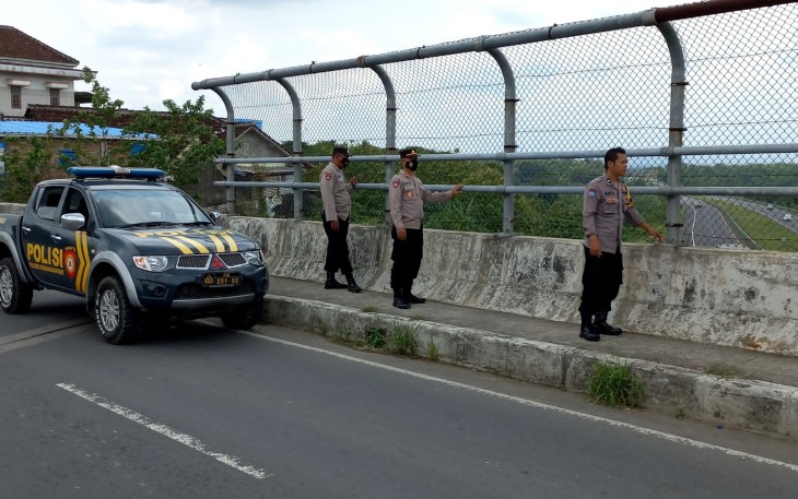 Petugas kepolisian jajaran Polres Karanganyar sedang melakukan patroli di kawasan fly over, pada Jumat (21/10/2022).