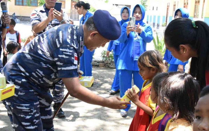 Danlantamal VII Kupang saat memberikan susu di SDK Atapupu