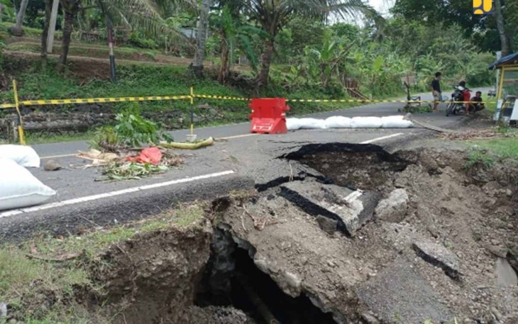 Jalan ambles di jalur Pansela