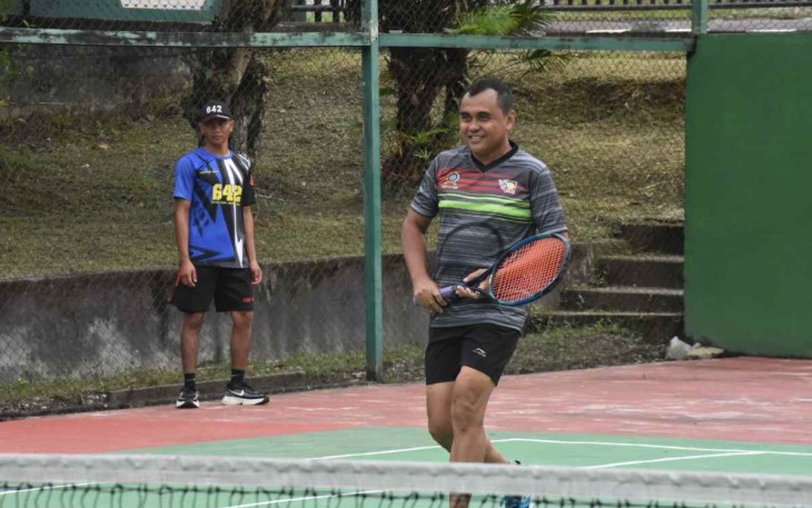 Danrem 121/Abw Brigjen TNI Pribadi Jatmiko saat olahraga tenis lapangan