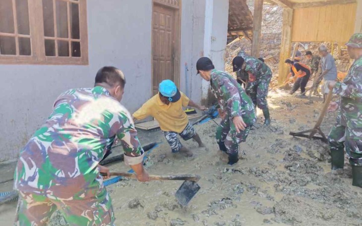 Pembersihan material longsor di rumah warga 