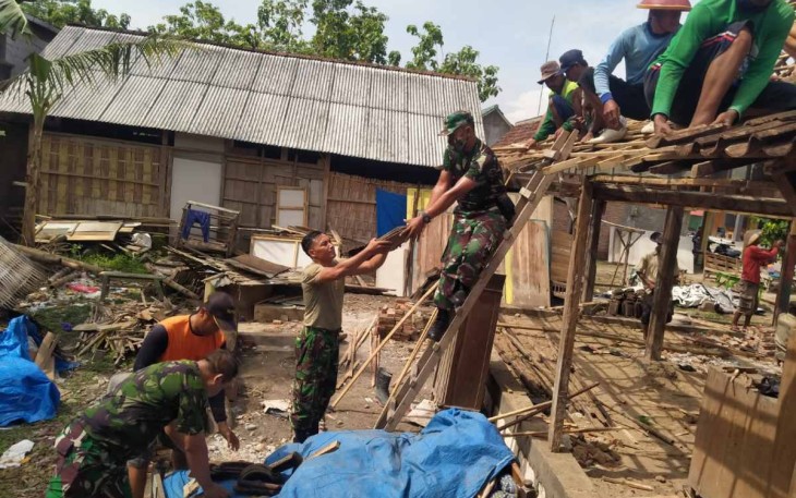 Gotong-royong rehab rumah warga binaan