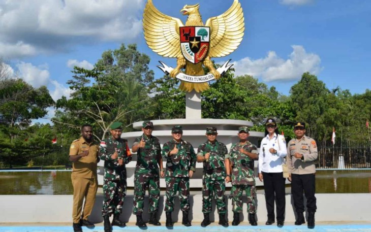 Foto bersama Danrem 081/DSJ bersama Satgas Yonif 511/DY di Merauke