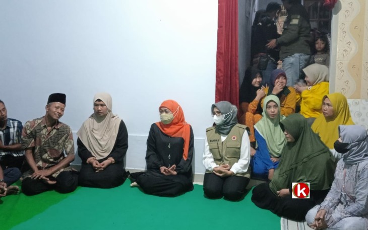 Gubernur Khofifah (pakai hijab warna oranye) didampingi Bupati Blitar Rini Syarifah (pakai rompi warna cokelat) Berta'ziah di Kediaman Almarhum Riyanto Korban Hanyut Diterjang Banjir Bandang,di Desa Tumpakoyot, Kecamatan Bakung, Kabupaten Blitar. (Foto : Faisal NR / Klikwarta.com)