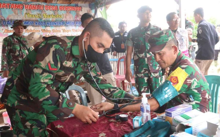 Wasev Aspers Kasad Mayjen TNI Darmono Susastro saat cek tensi di pos kesehatan TMMD ke 115 Kodim 1001/HSU-BLG 