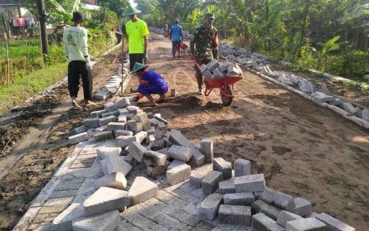 Gotong-royong bangun jalan desa