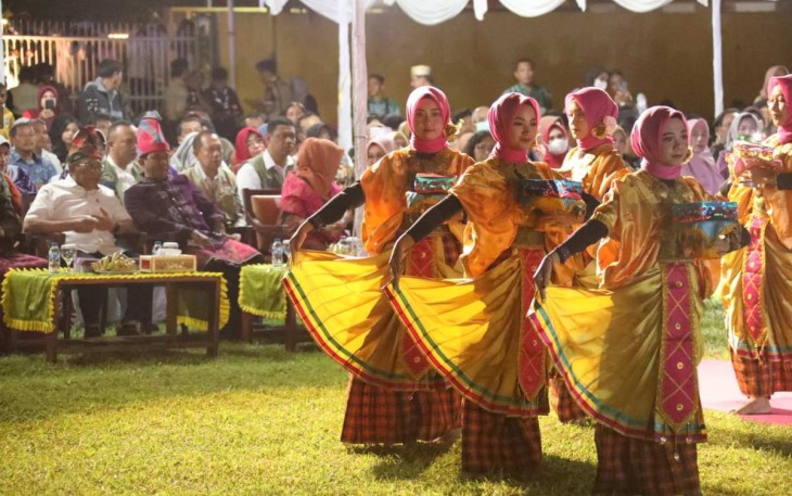 Bupati Sumbawa Mahmud Abdullah dan Kepala BNPB Letjen TNI Suharyanto saat menyaksikan salah satu tarian yang saat Pagelaran Budaya Sadar Bencana di Kabupaten Sumbawa, Nusa Tenggara Barat, Jumat (28/10).