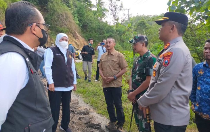 Dandim 0801/Pacitan Letkol Kav Ibnu Khazim saat mendampingi Gubernur Jatim tinjau lokasi bencana alam