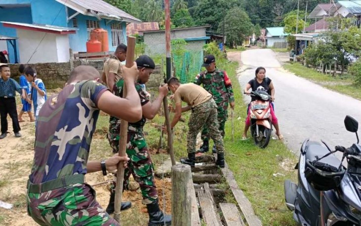Satgas Yonarmed 19/105 Trk Bogani bangun pagar sekolah di perbatasan 
