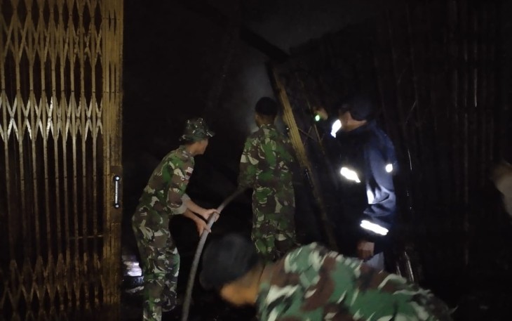 Bantu padamkan kebakaran di perbatasan 