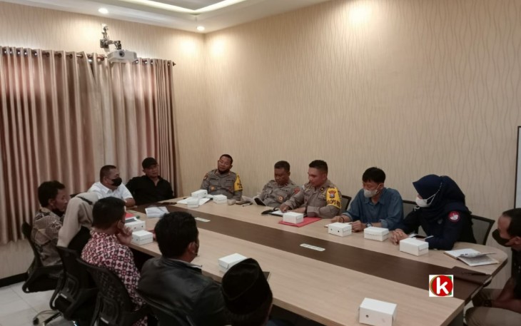 Wakapolres Blitar Didampingi Jajaran Terkaitnya Menerima Audiensi KRPK dan Mantan Kajari Blitar M. Amrullah Koordinasi Penanganan Kasus Dugaan Korupsi di Kabupaten Blitar yang Belum Tuntas (Foto : Faisal NR / Klikwarta.com)
