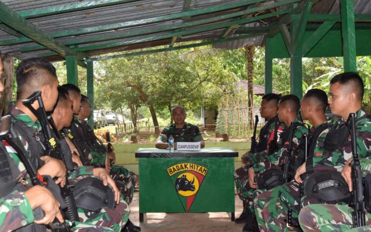 Danpussenif Letjen TNI Arif Rahman saat memberikan pengarahan prajurit satgas Yonif 511/DY