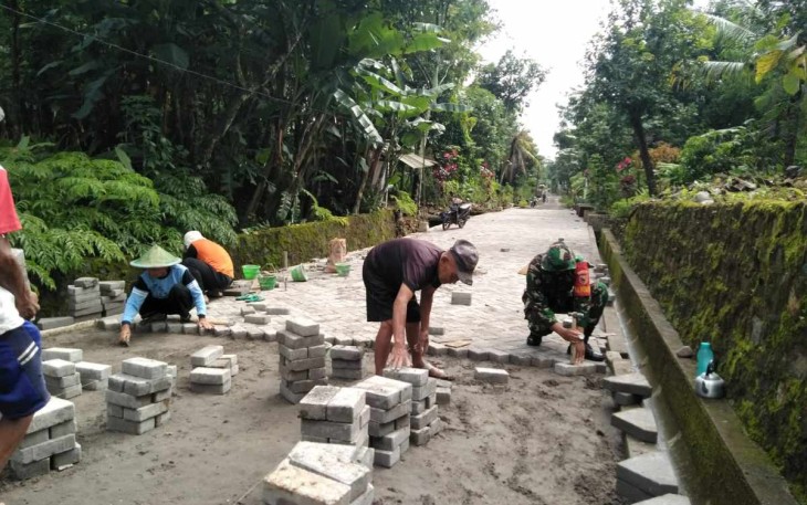 Pasang paving block bersama warga binaan