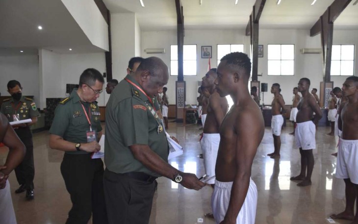 Kasdam Kasuari Brigjen TNI Yusuf Ragainaga saat cek catam otsus reguler  