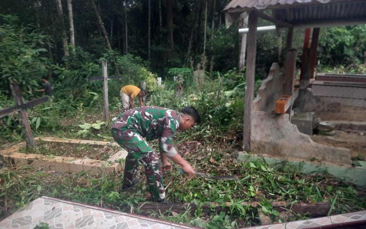 Bersihkan pemakaman umum di perbatasan 