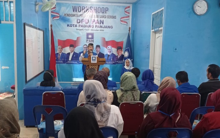 Pembukaan Workshop Pendidikan Politik menuju Saksi Cerdas oleh Wakil Ketua III DPD PAN Kota Padang Panjang Drs. Deswandi, M.Kes, Dt Mangkuto Sati mewakili Ketua DPD PAN.