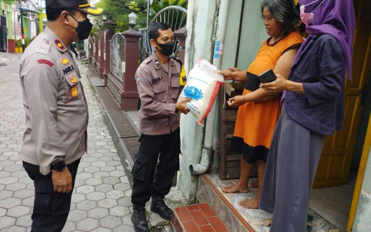 Bantuan sembako bagi warga kurang mampu 
