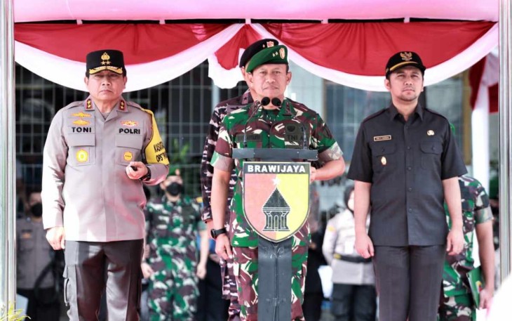 Kapolda Jatim Irjen Pol Toni Harmanto saat apel gabungan KTT G20 di Pelabuhan Tanjungwangi
