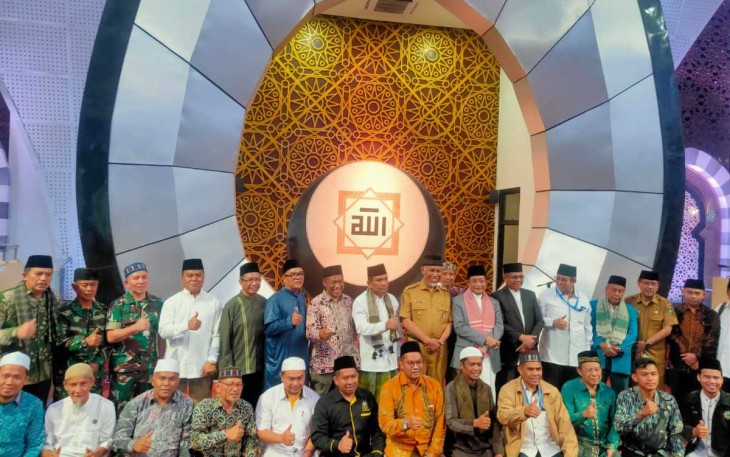 Foto bersama Danlanud Sut usai Salat Gerhana Bulan
