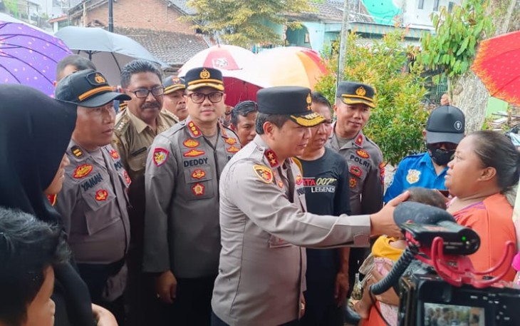 Kapolda Jatim Irjen Pol Toni Harmanto saat mengunjungi korban banjir di kecamatan Kalibaru Banyuwangi 