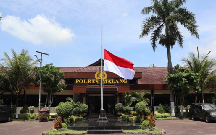 Bendera setengah tiang di Polres Malang