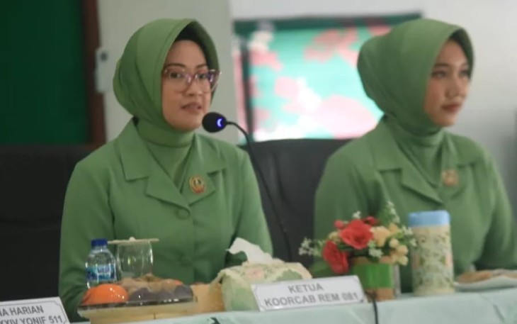 Ketua Persit Koorcab Rem 081 PD V/Brawijaya Ny Elsye Deni Rejeki saat memberikan pengarahan di Yonif 511/DY