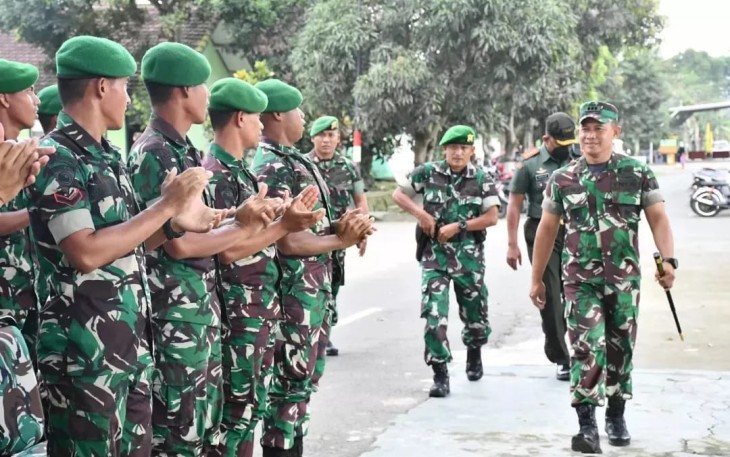 Danrem 081/DSJ Kolonel Inf Deni Rejeki saat sambangi prajuritnya di Yonif 511/DY