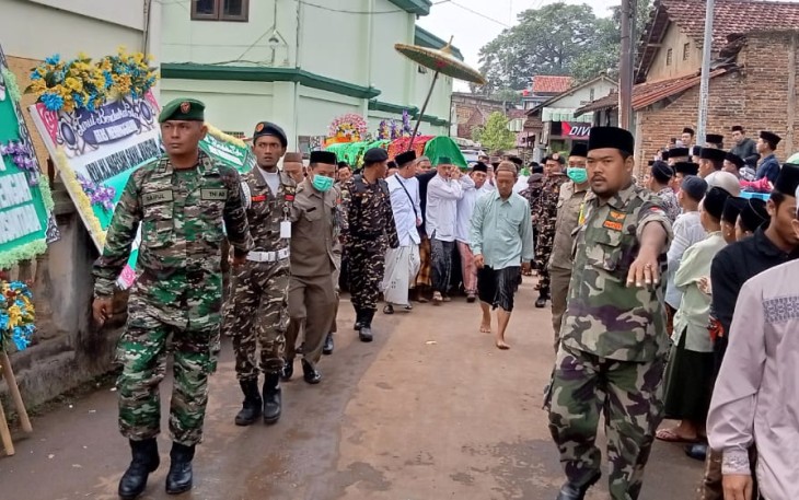 Pengamanan dari anggota Koramil, Polsek dan Banser dalam prosesi pemakaman Nyai Nafisah Sahal