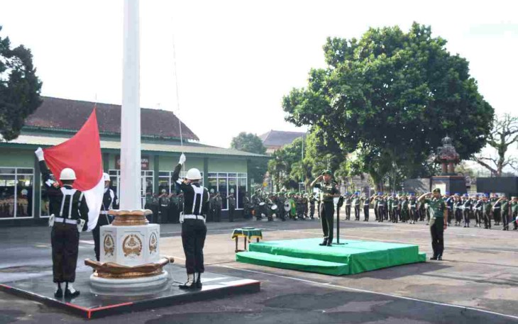 Upacara 17an di halaman Makorem 073/Mkt