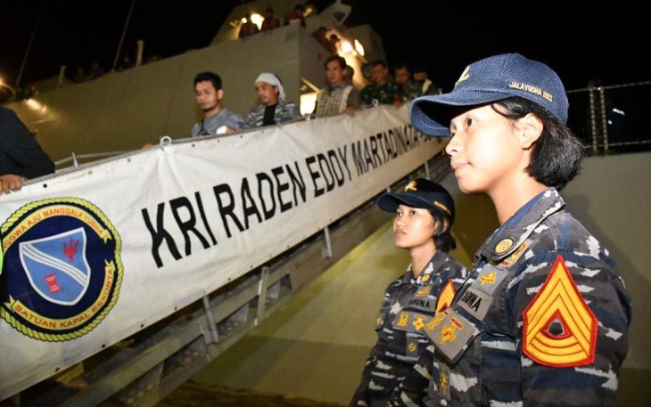 Evakuasi Ratusan Penumpang KM. Mutiara Timur