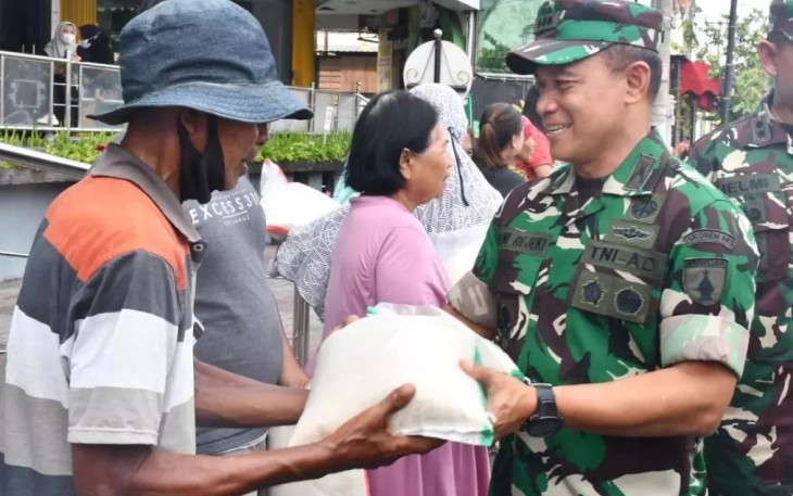 Danrem 081/DSJ Kolonel Inf Deni Rejeki saat memberikan bantuan sembako 