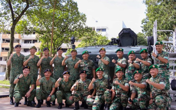 Kasad Jenderal TNI Dudung Abdurachman bersama pasukan AD Singapura 