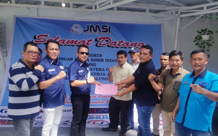 Sekjen JMSI Sumut Chairum Lubis SH saat menyerahkan berkas Pembentukan Pengurus di Siantar Simalungun
