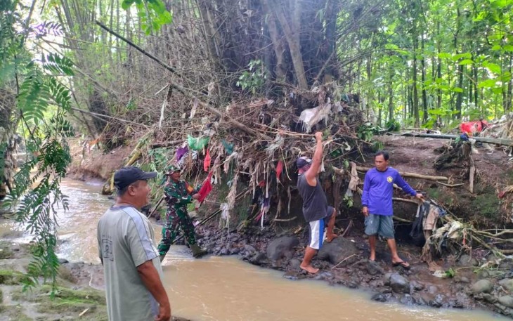 Pembersihan aliran sungai pasca banjir