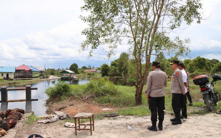 Kapolda Kalteng Irjen Pol Drs Nanang Avianto saat meninjau banjir di wilayah Kotawaringin Barat 
