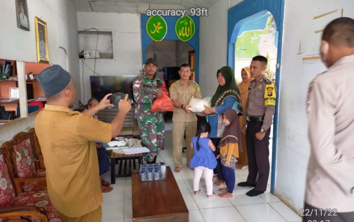 Pembagian bansos paket sembako di perbatasan 