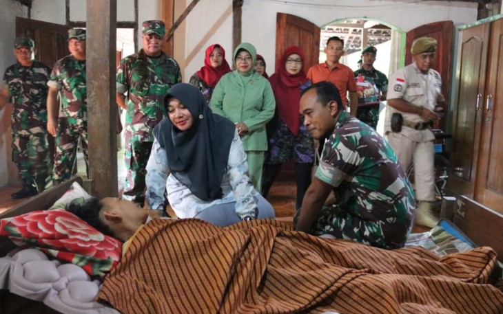 Dandim 0805/Ngawi Letkol Inf Adi Wirawan besuk anggotanya yang sakit