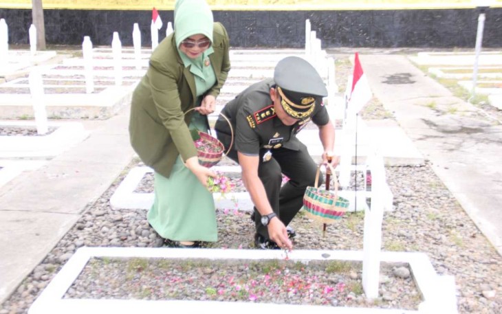 Dandim 0803/Madiun Letkol Inf Meina Helmi saat ziarah dan tabur bunga jelang HUT Ke-59 Korem 081
