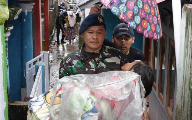 Tim Kesehatan TNI AU evakuasi dan berikan pengobatan korban gempa