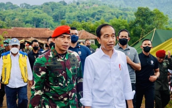 Wadanjen Kopassus Brigjen TNI Deddy Suryadi mendampingi presiden Jokowi di lokasi gempa bumi Cianjur 