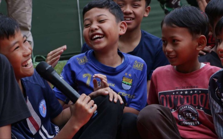 Anak-anak korban gempa Cianjur saat bernyanyi bersama