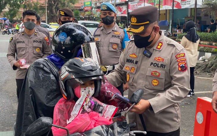Kapolres Salatiga AKBP Indra Mardiana saat memberikan coklat ke pengendara motor sekaligus sosialisasi program terbaru Polres Salatiga